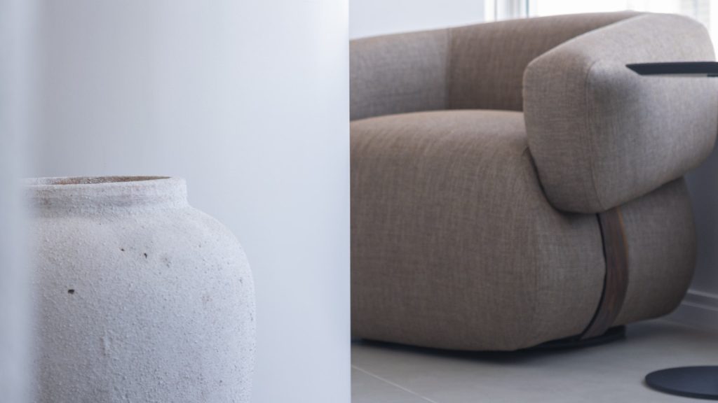Intérieur minimaliste avec un sol gris en carrelage effet béton ciré