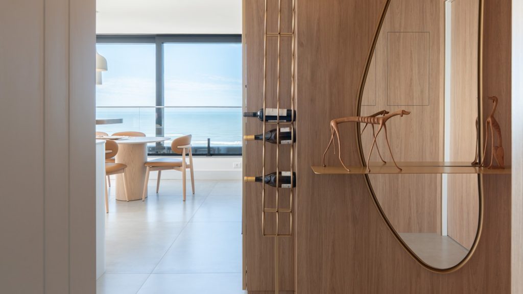 Intérieur moderne et épuré avec un sol en carrelage grand format clair