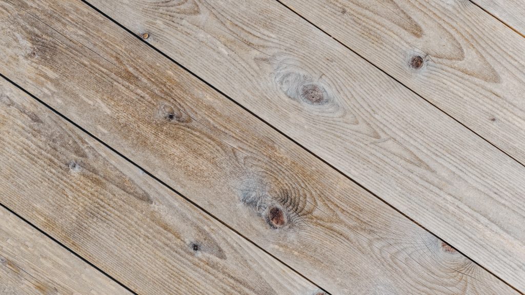 Sol en lames de bois clair, carrelage imitation parquet effet grès cérame