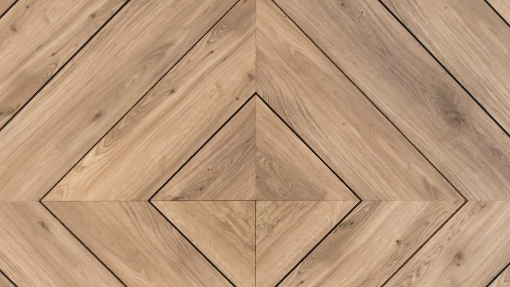 Parquet en chene clair posé en motif, jonction avec le carrelage