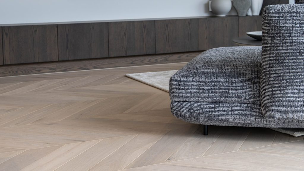 Parquet en chêne posé en chevrons dans un salon contemporain