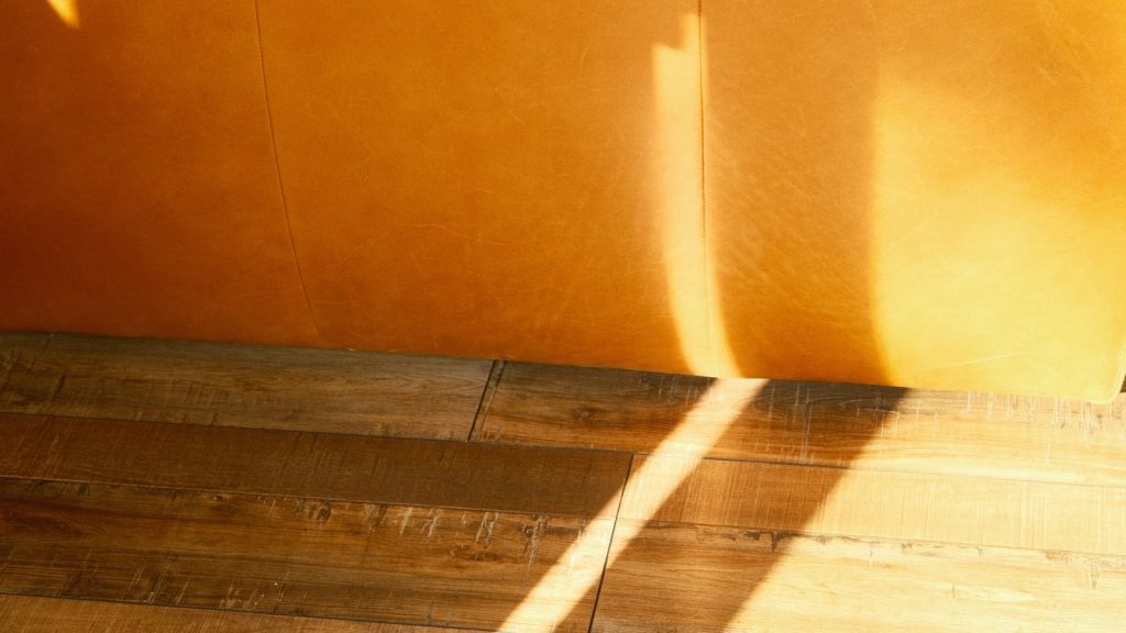Lumière chaude sur un sol en bois, ambiance de chauffage au sol confortable