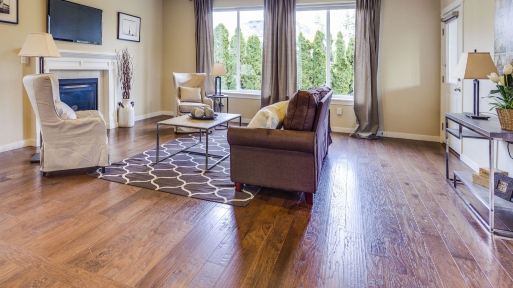 Salon avec parquet en bois posé sur un sol existant