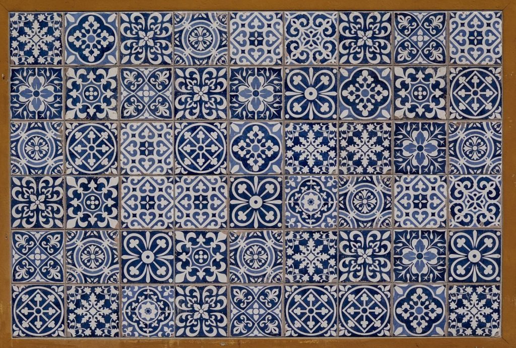 Carreaux de ciment anciens à motifs restaurés par un carreleur à Beaucaire