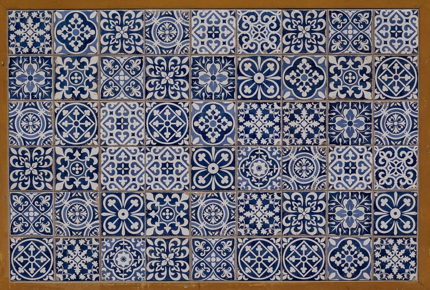 Carreaux de ciment anciens à motifs restaurés par un carreleur à Beaucaire