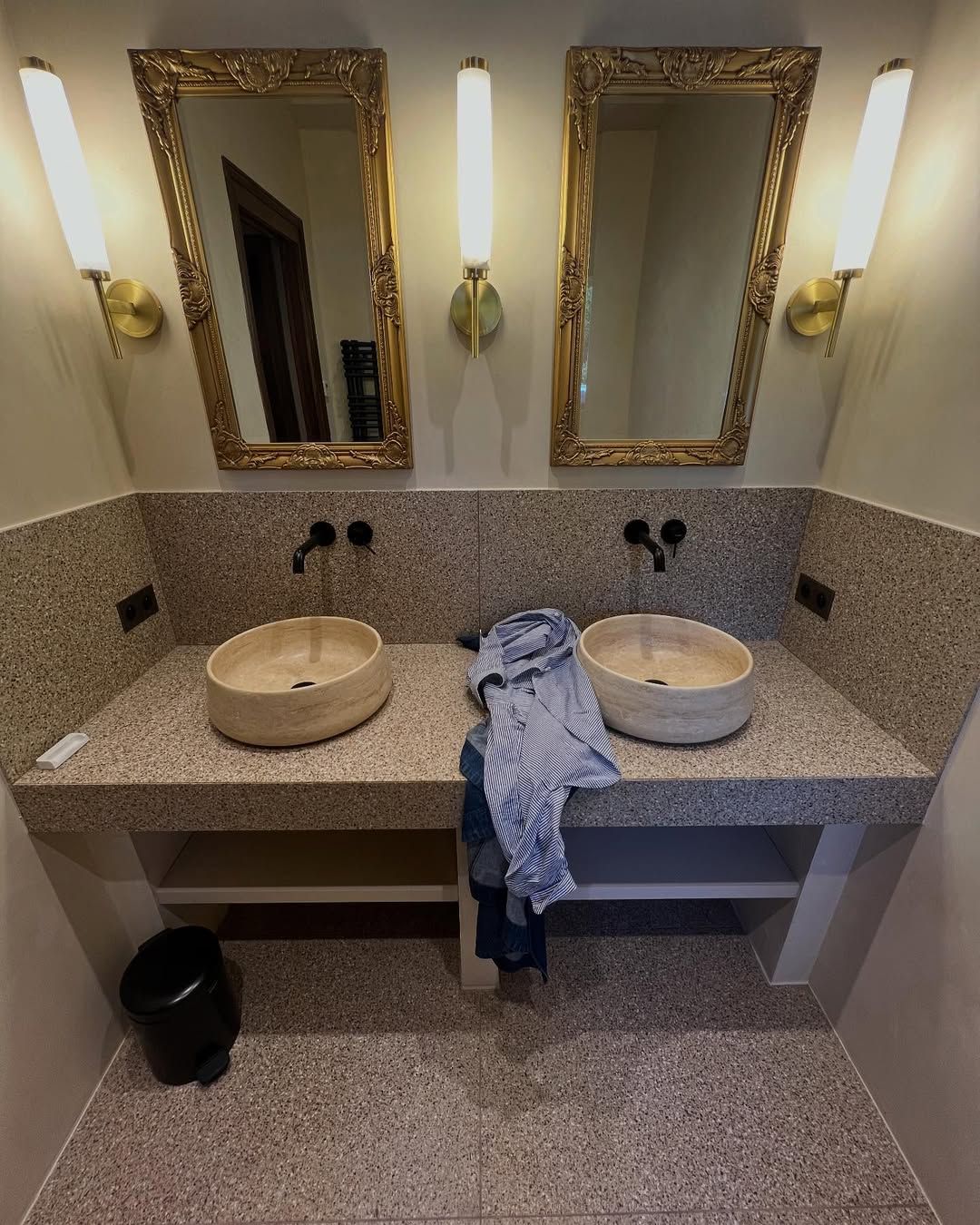 Carrelage en grès cérame effet granito posé par un carreleur à Saint-Martin-de-Crau