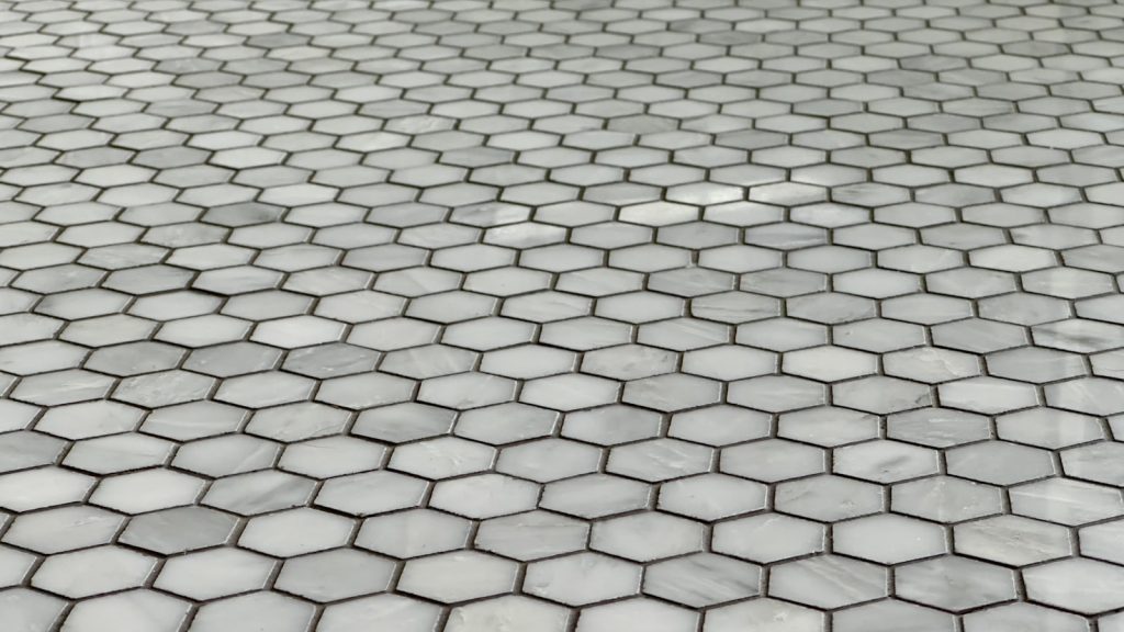 Sol en carrelage hexagonal blanc effet marbre