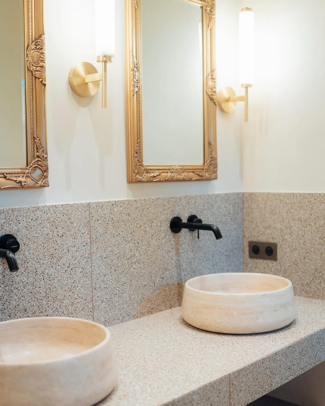 Salle de bain en granito et pierre réalisée par un carreleur à Saint-Rémy-de-Provence
