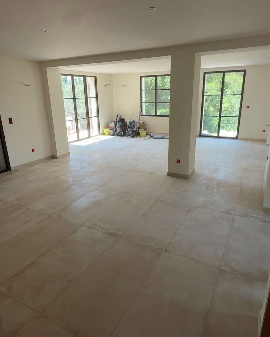 Carreleur aux Saintes-Maries-de-la-Mer, pose de carrelage dans une maison en rénovation