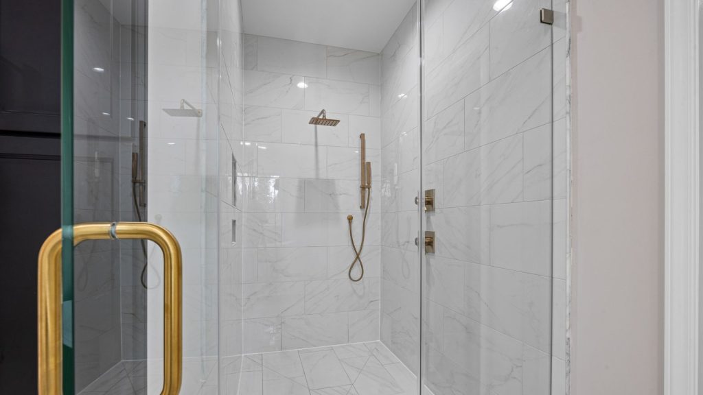 Douche a l italienne carrelee avec etancheite reussie