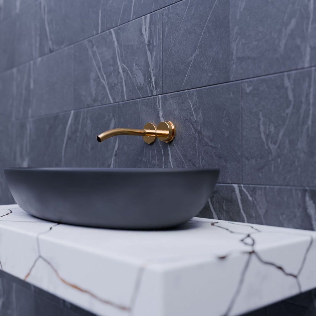 Carrelage effet marbre gris et blanc dans une salle de bain elegante